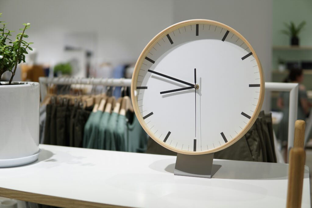 Um relógio branco que pode ser usado para gerenciamento de tempo.