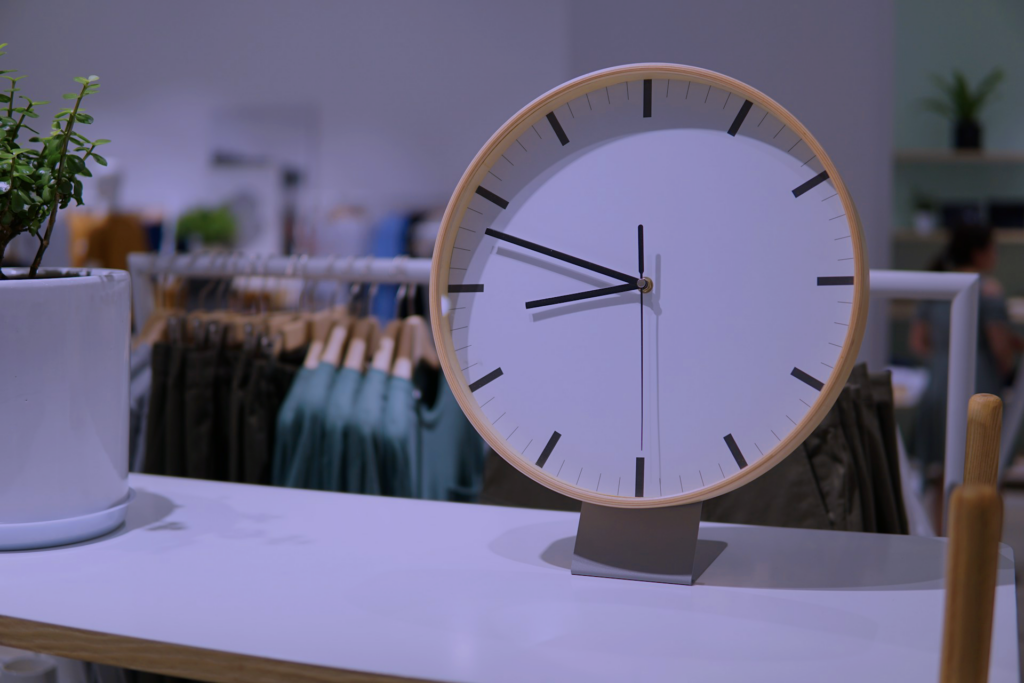 Un reloj blanco que se puede utilizar para realizar un seguimiento del tiempo.