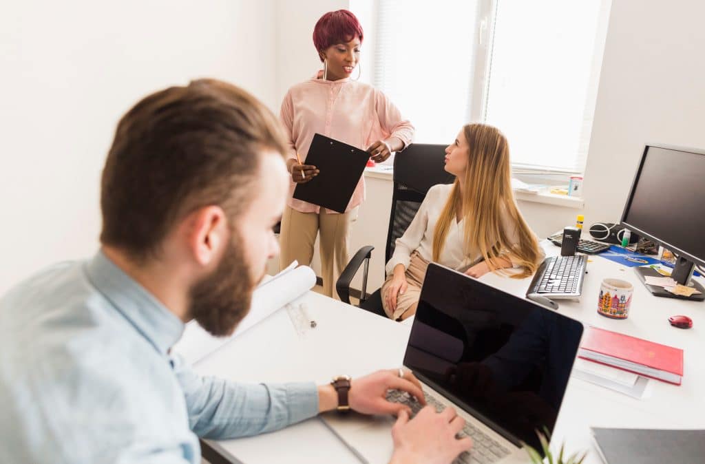 Evite conversas ociosas no local de trabalho
