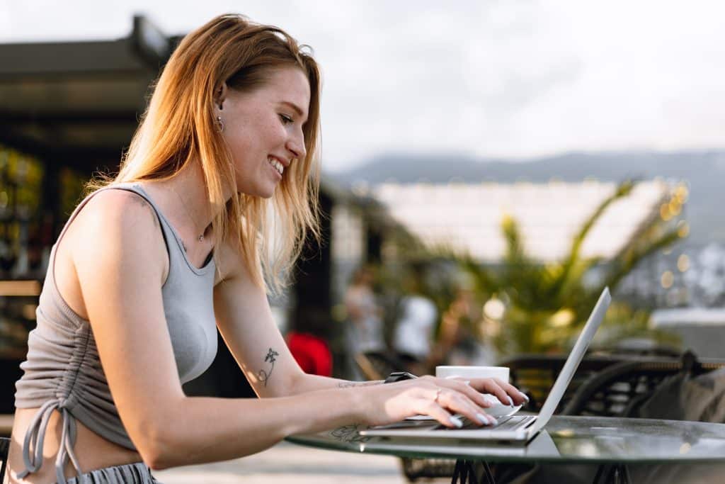 Uma mulher feliz trabalhando como freelancer