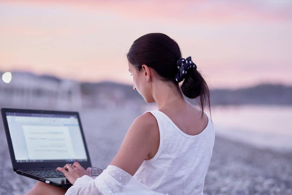 Freelancer na praia trabalhando de forma independente