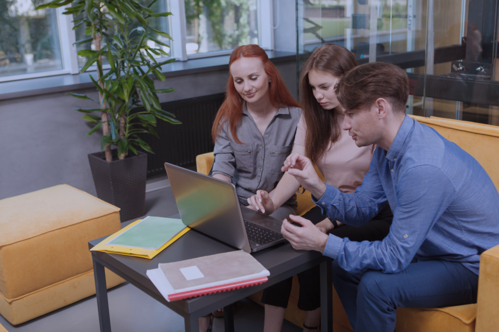 Personas discutiendo plataformas PaaS en una computadora portátil