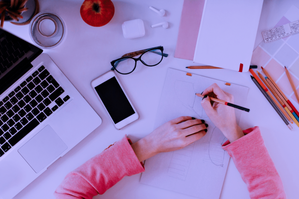 Dominar o controle do tempo como freelancer - uma pessoa que trabalha com uma caneta na mesa