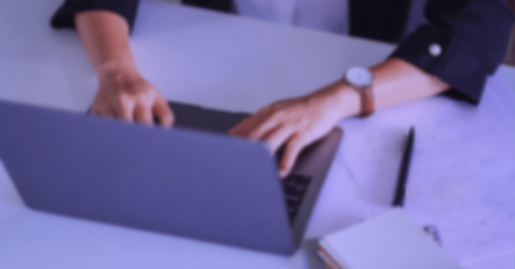 gerenciamento de fluxo de trabalho - uma pessoa trabalhando em um laptop