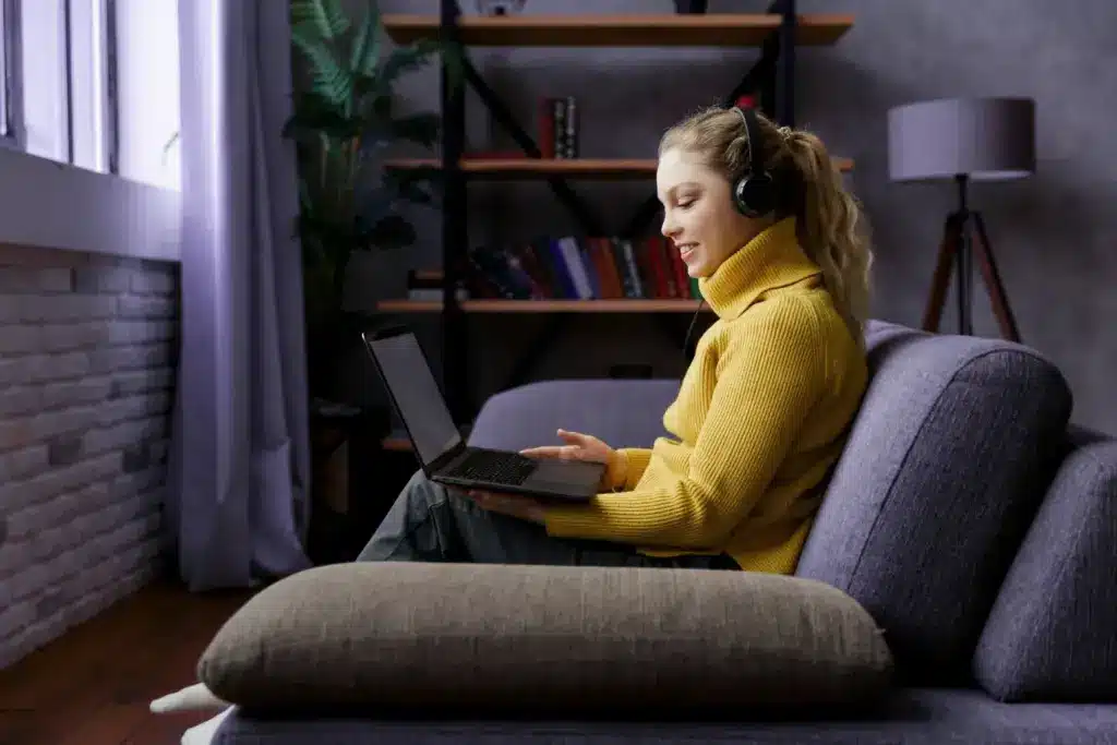 Emite desafíos laborales con WebWork _ una chica que trabaja desde casa