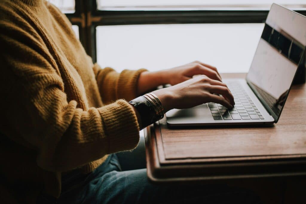 Uma pessoa trabalhando em um laptop com soluções digitais para o local de trabalho.