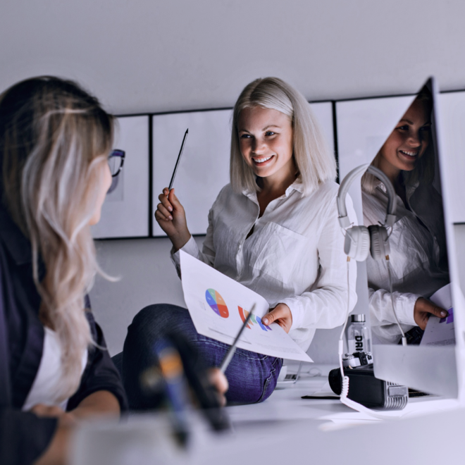 Dois profissionais conversando, simbolizando a eficácia das melhores práticas de engajamento de funcionários.