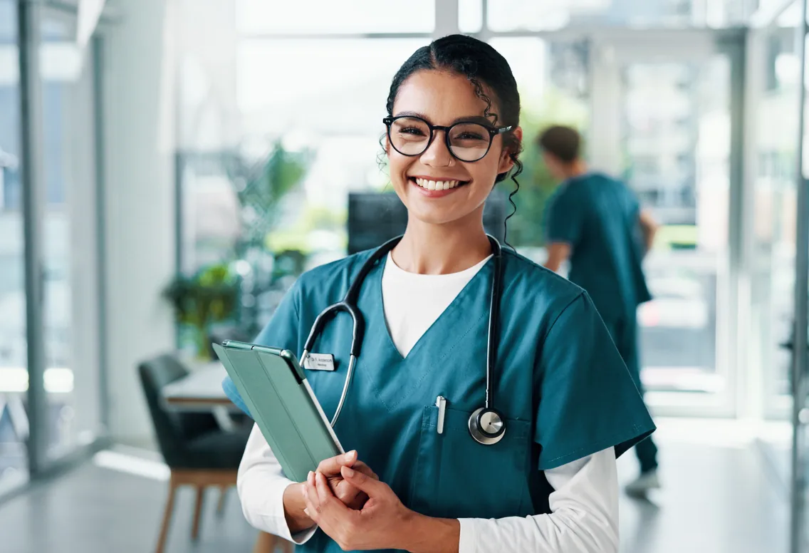 Enfermera de cuidados domiciliarios usando tableta entre visitas a pacientes con marcas de tiempo GPS de WebWork